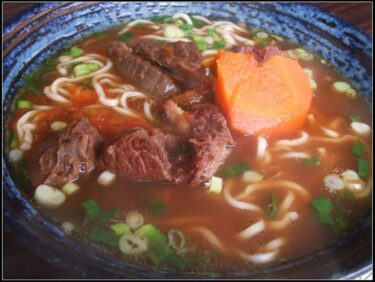 【食記】牛董牛肉麵食坊 | 台北 | 回憶加分的蕃茄湯頭 – 浮士德食記
