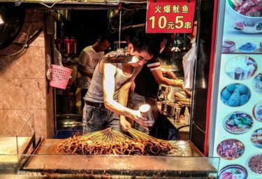 火爆魷魚 | 深圳華強北，10 元 5 串鹹到爆的小吃 – 浮士德食記