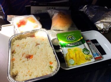 南方航空貴州航線飛機餐心得，重慶魚香居榨菜實在太過下飯