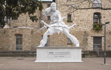 SONY在義大利建造了一尊亞蘿伊雕像，以慶祝《地平線：西域禁地》正式上市
