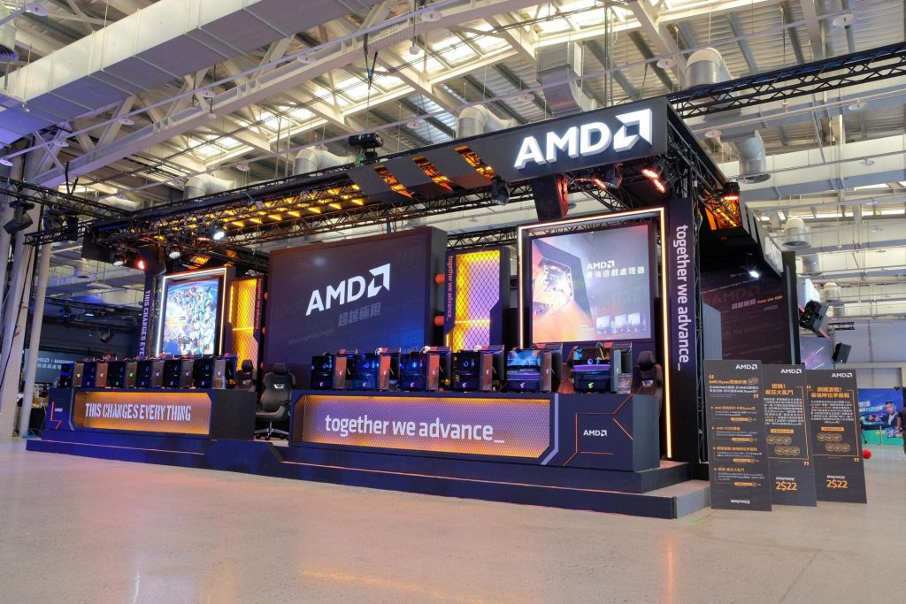 新聞照片7 AMD攤位現場展出多台搭載最新AMD Ryzen 7000系列桌上型處理器以及Radeon 6000系列顯示卡的桌上型電腦。